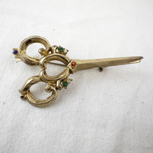 lot 142 image: Vintage Gold Tone Scissor Brooch with Colored Rhinestones
