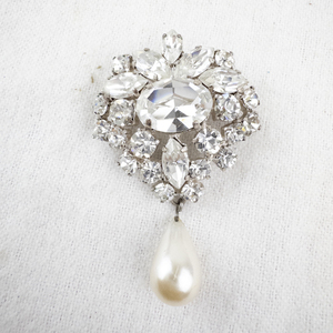 lot 152 image: Vintage Rhinestone Brooch with Faux Pearl Drop