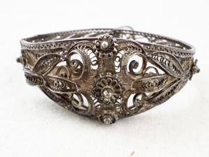 lot 179 image: Vintage Silver Filigree Floral Bangle Bracelet.