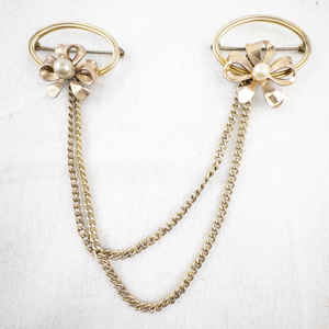 lot 240 image: Vintage Gold Tone Sweater Guard with Floral Clip Design