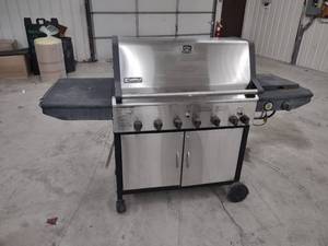 lot 13 image: Kenmore Gas Grill, Works...