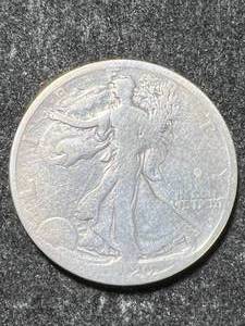 lot 05 image: 1920 US WALKING LIBERTY HALF DOLLAR