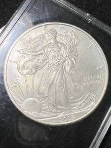 lot 66 image: 2009 AMERICAN SILVER EAGLE 1 TROY OZ .999 FINE SILVER IN CASE