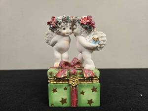 lot 11 image: Dreamsicles Mistletoe Kiss Angel Trinket Box by Cast Art 1999