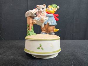 lot 39 image: Kitty Cucumber Family Schmid Christmas Ceramic Music Box