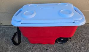 lot 99 image: Rubbermaid 46 Quart Wheeled Ice Chest Cooler with Handle