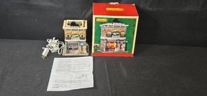 lot 111 image: Lemax CJs Piano Bar Porcelain Lighted Building with Box