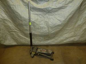 lot 73 image: Pittsburg Floor Jack 3 Ton