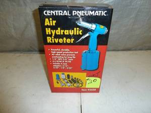 lot 20 image: Central Pneumatic Rivet Gun