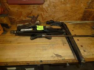 lot 100A image: Tire Bars & Screw Jack