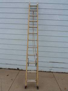 lot 118 image: Bauer Fiberglass Extension Ladder 24 Yellow