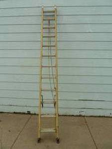 lot 119 image: Bauer Fiberglass Extension Ladder 24 Yellow
