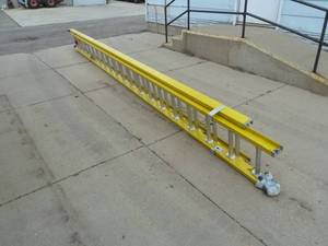 lot 120 image: Bauer Fiberglass Extension Ladder 40 Yellow