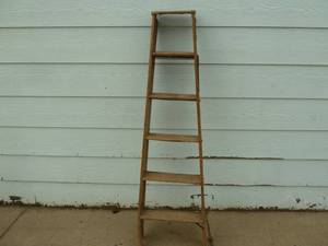 lot 121 image: Wood Step Ladder 6