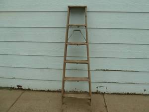 lot 125 image: Wood Step Ladder 6