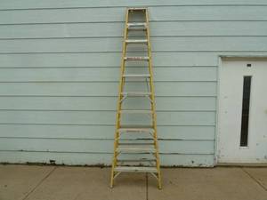 lot 127 image: Werner Fiberglass Step Ladder 10 Yellow