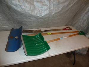 lot 218 image: Snow Shovels x 2 Trench Spade x 1