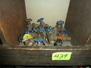 lot 439 image: Brass Gate Valves 34 Pipe Thread