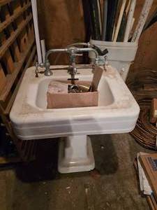 lot 537 image: Antique Porcelain Pedistal Sink