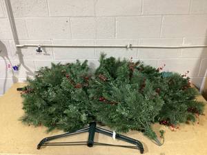 lot 34 image: 9 Christmas Tree with Pine Cones and Red Berries SLIGHTLY USED