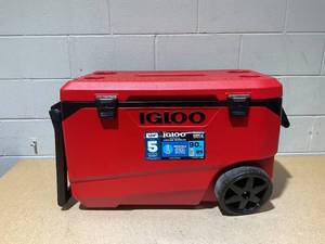 lot 220 image: Igloo Latitude 90 Quart Rolling Cooler