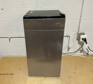 lot 123 image: Vissani 3.2 cu. ft. Mini Refrigerator in Stainless Steel, ENERGY STAR 17.32 (W) x 19.09 (D) x 33.22 (H)