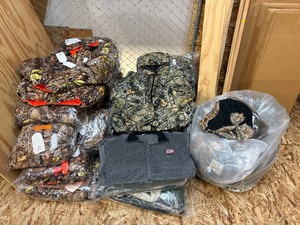 lot 139 image: Camo hunting jackets and hats