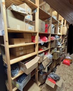 lot 151 image: Hats, jackets, dolls, vases, fidget toys, snow scrapers