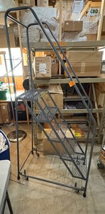 lot 153 image: Garlin 5-step rolling angle stepladder with perforated steps 78 x 34