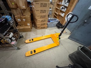 lot 158 image: U-Line Pallet jack 48x27, H1043