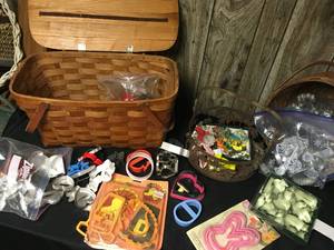 lot 301 image: Vintage Cookie Cutters