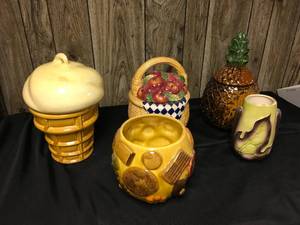 lot 313 image: Vintage Cookie Jars & a Vase