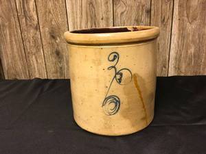 lot 44 image: Antique Redwing Crock
