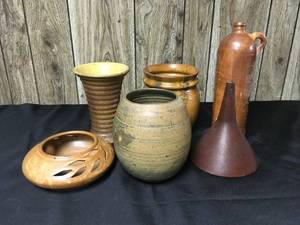 lot 377 image: Pottery