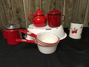 lot 392 image: Enamelware Lot