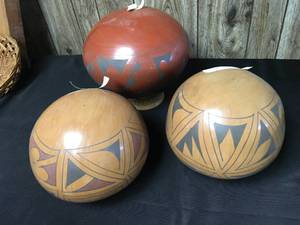 lot 225 image: Mexican Folk Art Vases