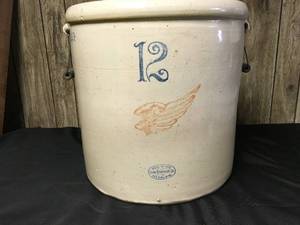 lot 47 image: Redwing Crock