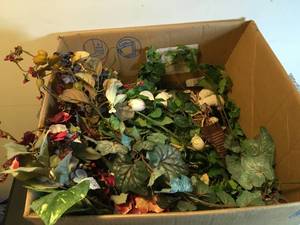 lot 413 image: Greenery and Garland