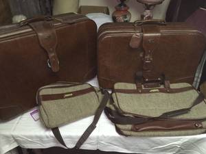 lot 446 image: Luggage Set