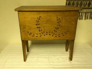 lot 477 image: Vintage Pine Storage Chest