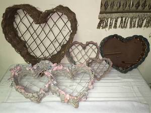 lot 480 image: Heart Baskets