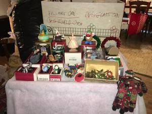 lot 498 image: Vintage-Present Christmas Ornaments