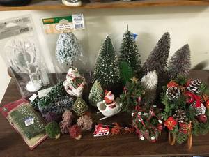 lot 519 image: Christmas Village Decor