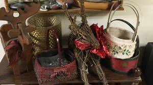 lot 525 image: Christmas Decor