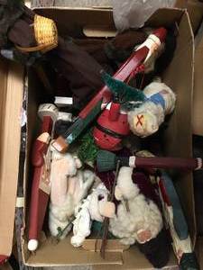 lot 533 image: Santa Figurines