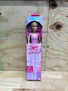lot 41 image: Mattel Poseable Collectible Dolls, Vinyl Multicolor