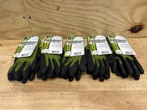 lot 98 image: Bellingham Bamboo Gardener Unisex Palm-dipped Gardening Gloves Green S (lot of 5)