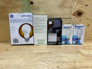 lot 198 image: Assorted Lightbulbs, Flower Lamp, Candles