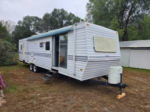 lot 1 image: 1998 Dutchman Camper 36FT