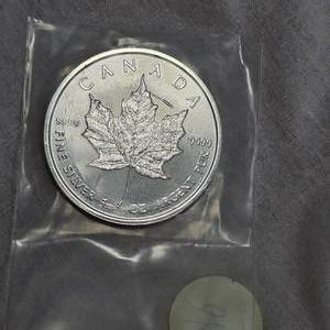 lot 40 image: 2022 $5 Maple Leaf 1 oz Silver